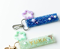 自分の名前で作れるきらきらキーホルダー